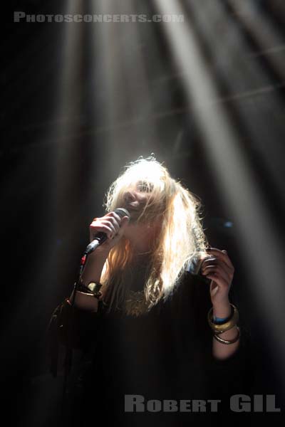 AUSTRA - 2011-04-01 - PARIS - La Machine (du Moulin Rouge) - 